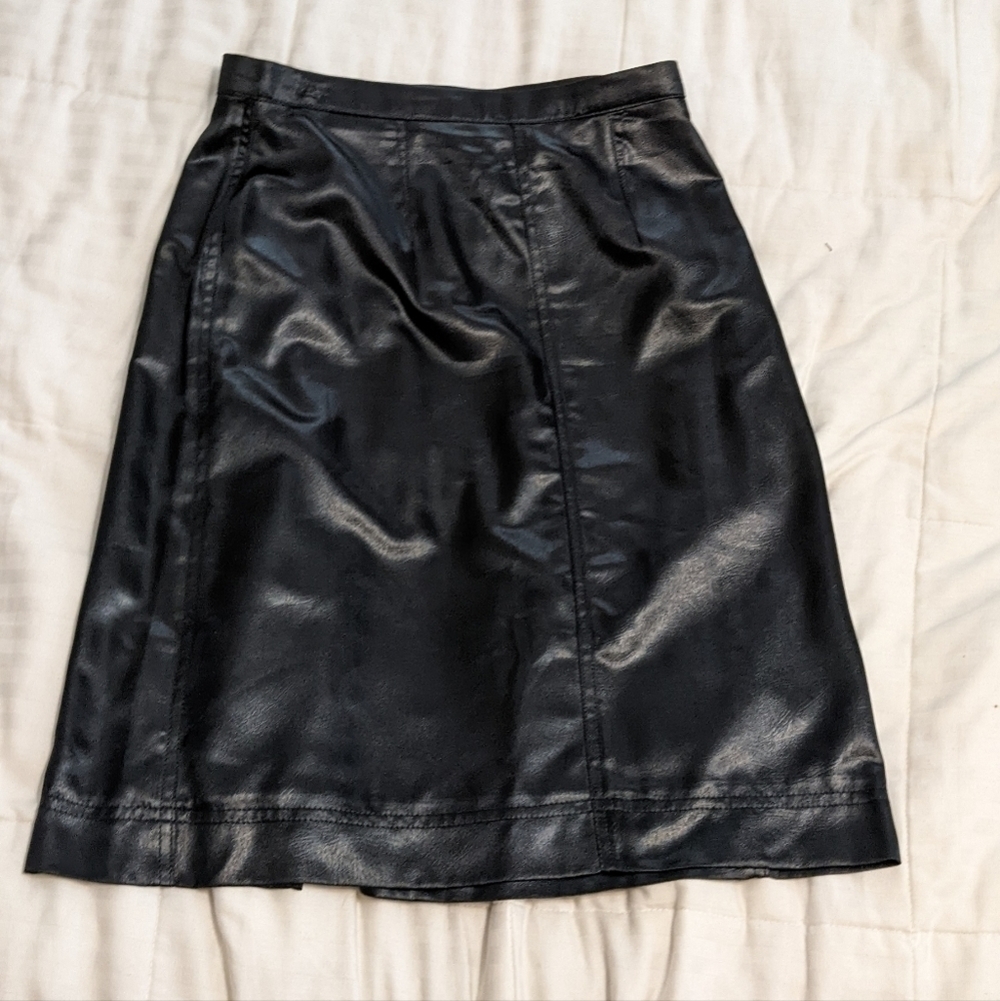 𝅺faux leather looking skirt